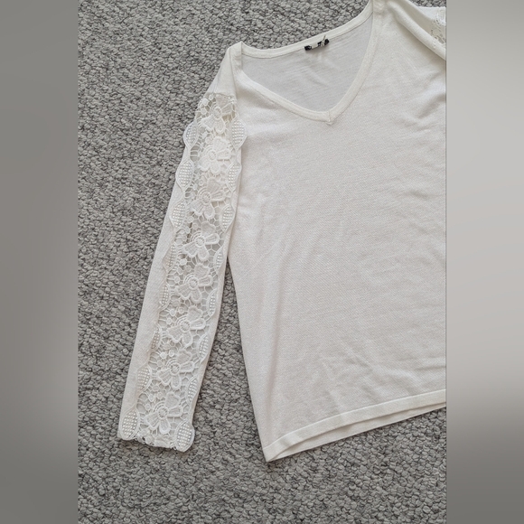 Vila Milano Womens (XL) Off-White V-Neck Sweater w/Full Sleeve Crochet Cut-Outs - Picture 9 of 12